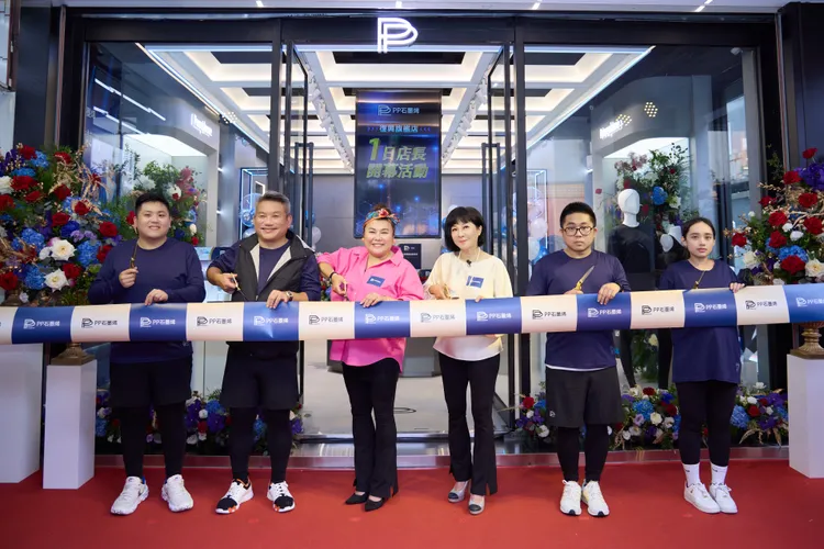 PP石墨烯復興旗艦店開幕剪綵儀式，出席貴賓(左起)品牌經理郭品澤、董事長郭宏睿、吳淡如、林美秀、品牌經理郭品綸、品牌副理邱怡瑄。(圖／PP石墨烯提供)
