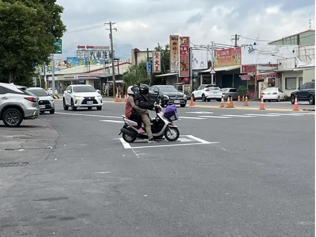 交通部認為，轉進待轉區需要減速慢行並顯示煞車燈即可。示意圖／翻攝自「斗六人社交圈」臉書