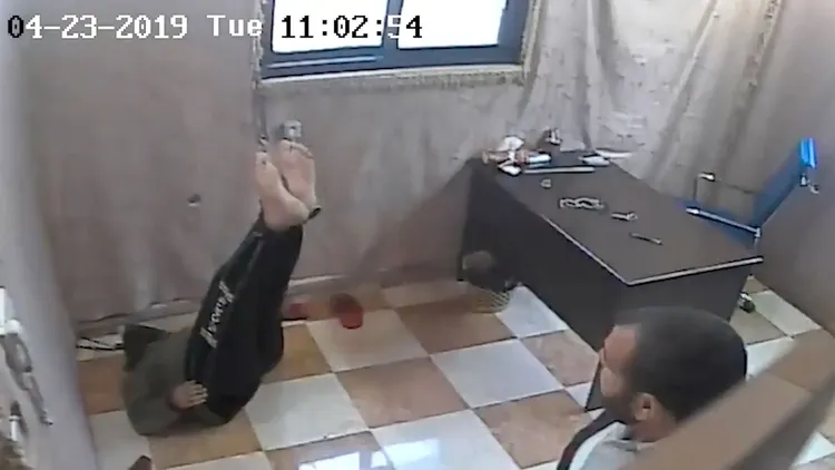 一位加薩平民被用鐵鍊吊著。翻攝自《紐約郵報》