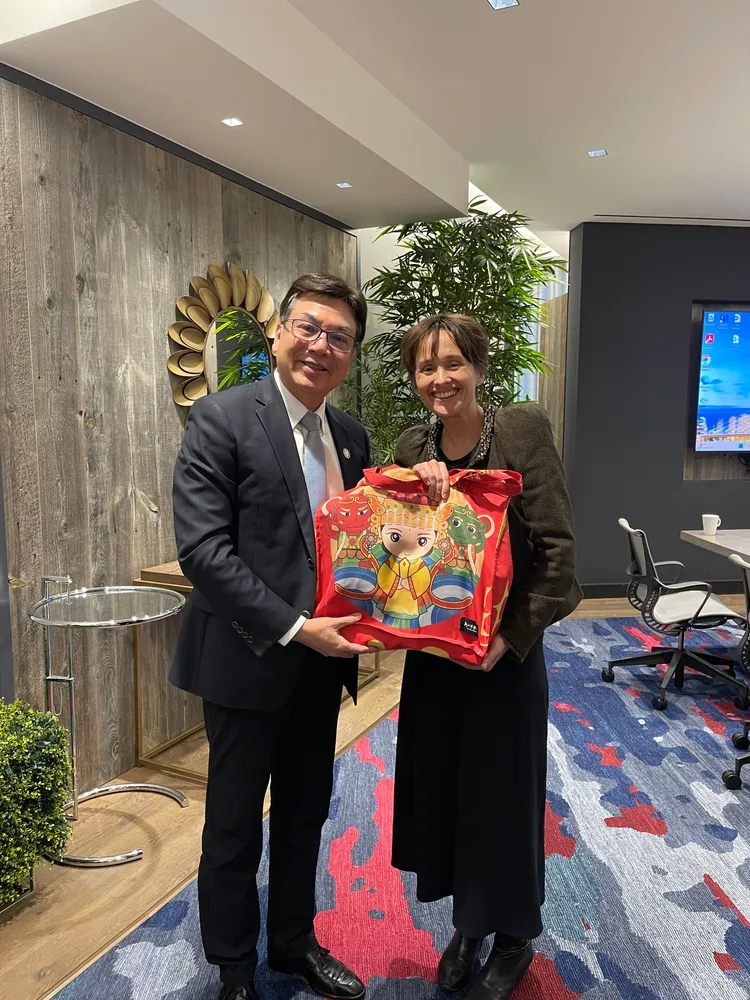 劉和然副市長贈送新北市在地伴手禮鳳梨酥及茶葉予脱煤者聯盟團隊。環保局提供