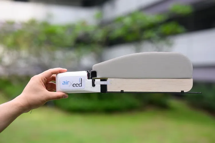 James Dyson 2024設計大獎永續獎得主airXeed Radiosonde，為可重複使用的探空儀，能夠穩定降落、無纏繞風險，有效提升氣象預測精度並減少環境負擔。Dyson提供