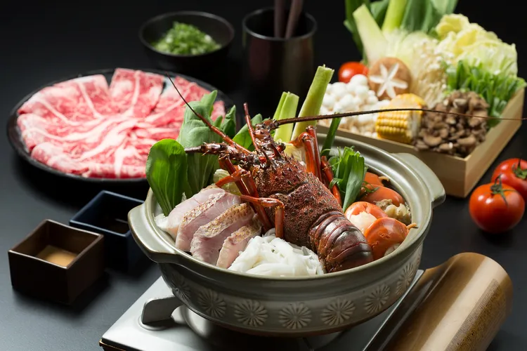  三燔礁溪主廚專門為小龍年準備的頂級龍蝦海陸鍋物套餐，豐盛海陸饗宴伴您閤家迎接幸福好年。業者提供