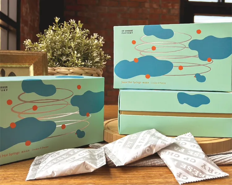 11/30前於官網訂房還可獲贈，宜蘭暢銷伴手禮超品起司烘焙工坊的頂級巧克力夾心餅乾禮盒。業者提供