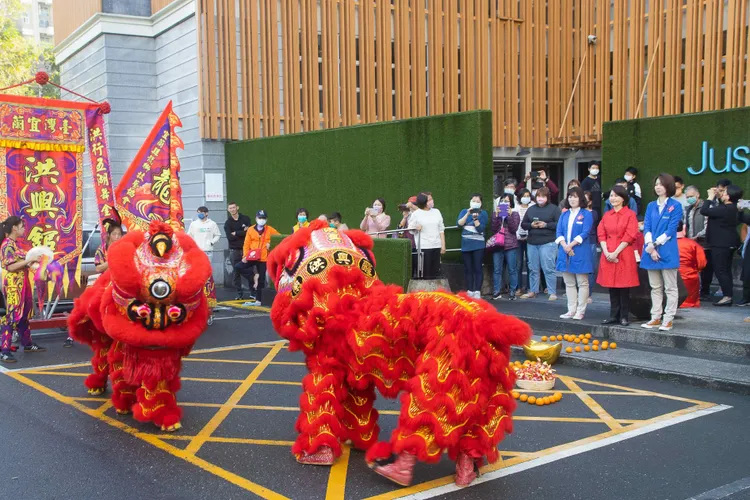 精彩的活動由大年初一的祥獅獻瑞揭開序幕，館內更設有熱鬧的新春市集，各式遊戲與抽獎活動熱鬧滾滾。業者提供