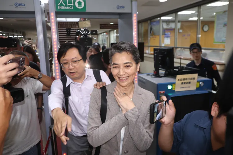 賴佩霞接受北檢偵訊後，在律師陪同下自北院離開。彭欣偉攝