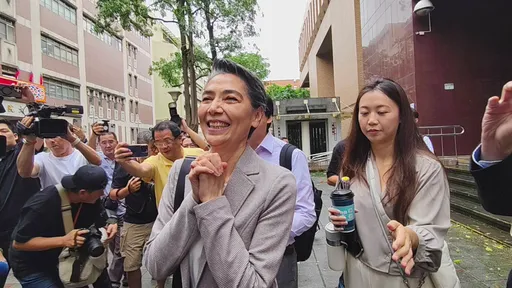 賴佩霞涉無照提供心理諮詢!今現身北檢 她雙手合十微笑避談案情