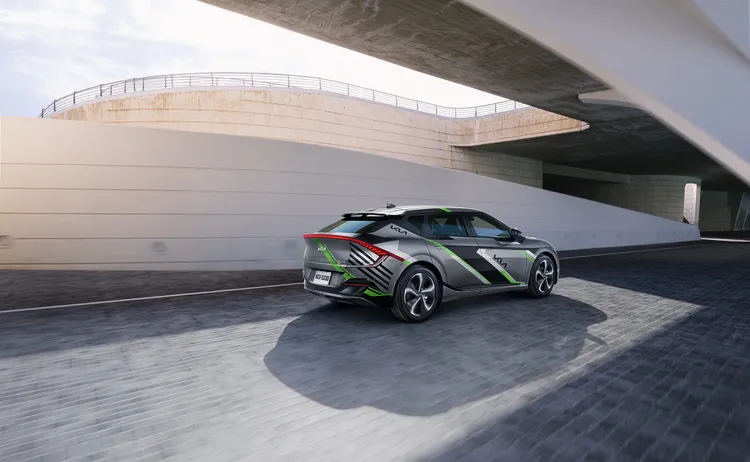 Kia EV6 Inspiring Edition外觀以消光月景灰搭配專屬GT車款的彩繪元素。業者提供