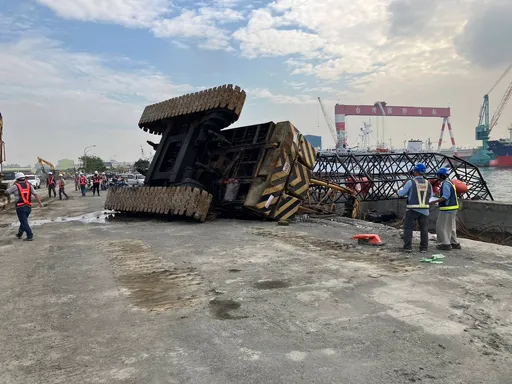 工安意外!高雄港81號碼頭吊車翻覆 駕駛受困死亡