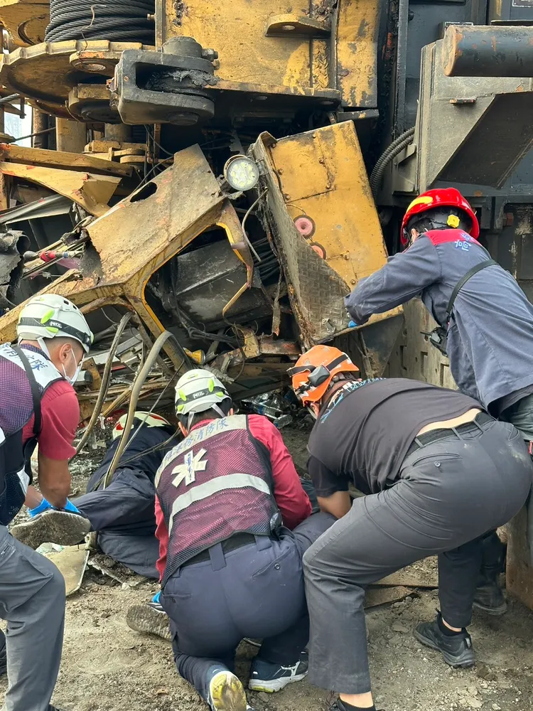 高雄港 81號碼頭發生吊車翻覆，造成駕駛死亡。翻攝畫面