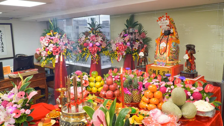 北港朝天宮媽祖全台心靈繞境公益巡迴活動，今日聖駕蒞臨「寬魚國際」賜福。