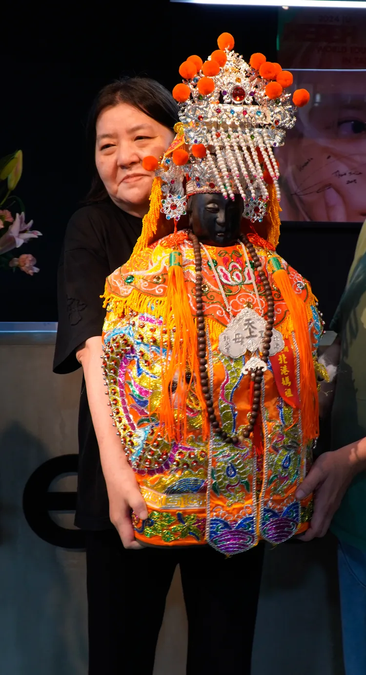 寬姐恭迎媽祖聖駕。寬魚國際提供