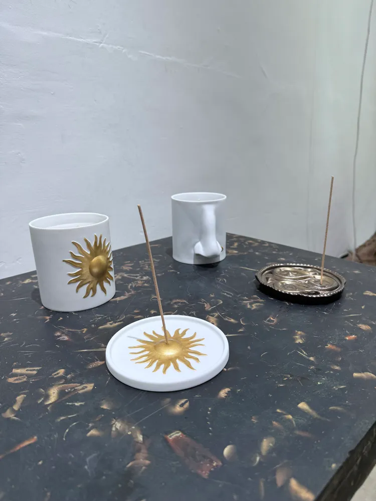 L’Objet白瓷24K金系列太陽神蠟燭400g／5300元、奧德賽鼻環蠟燭400g／5300元、太陽神線香插3300元，以及海德拉系列眾神幣線香插3300元。張家玲攝