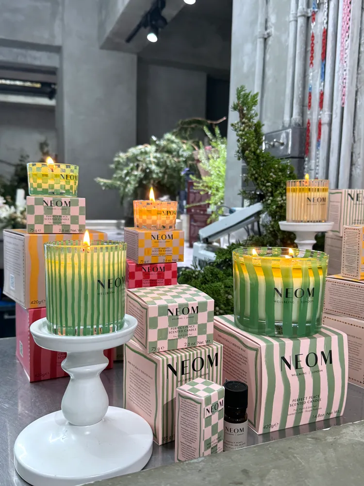 NEOM聖誕蠟燭75g／1100元、185g／1800元、420g／2300元；聖誕限定複方精油10ml／1000元。張家玲攝