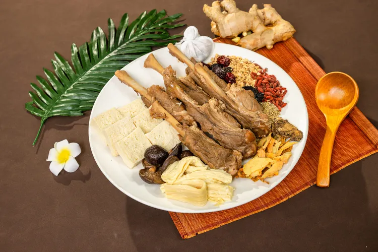 福容桃園店「獅城肉骨茶鍋物」多種中藥材熬製，濃郁湯底結合肉骨的豐富膠質，每一口都能感受到暖胃又滋補的好滋味。業者提供