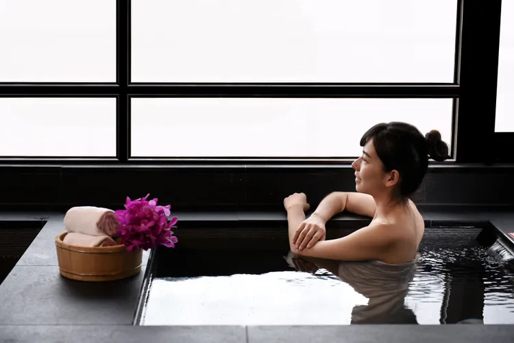 福容台北一館推出「湯泉食旅一日遊」799元，即可享受市中心的美人湯泉與輕食拼盤。業者提供