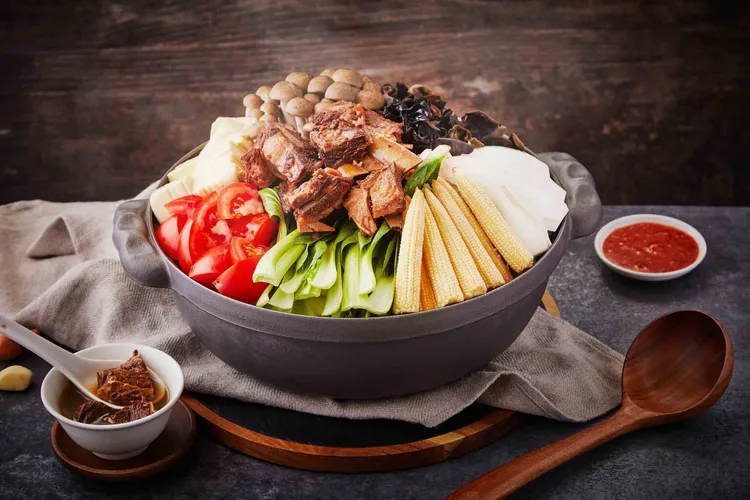 福容高雄店嚴選帶皮羊肉，與13種中藥材燉煮2小時，溫補養身。業者提供