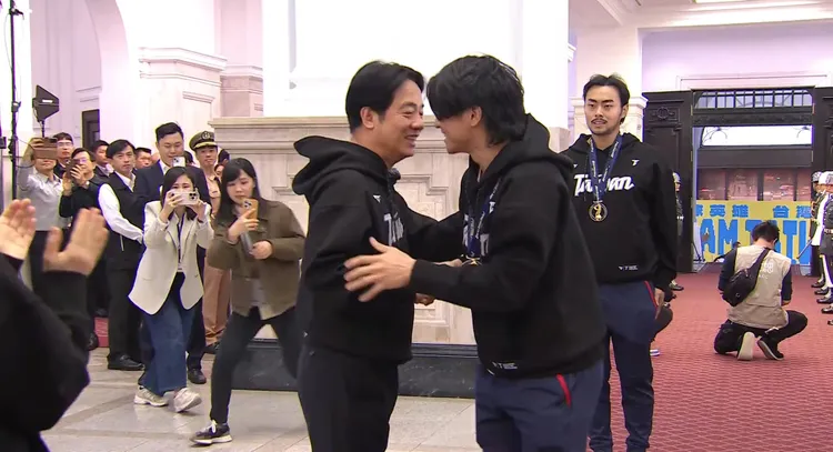 總統賴清德穿上TAIWAN帽T接見台灣代表團。民眾提供