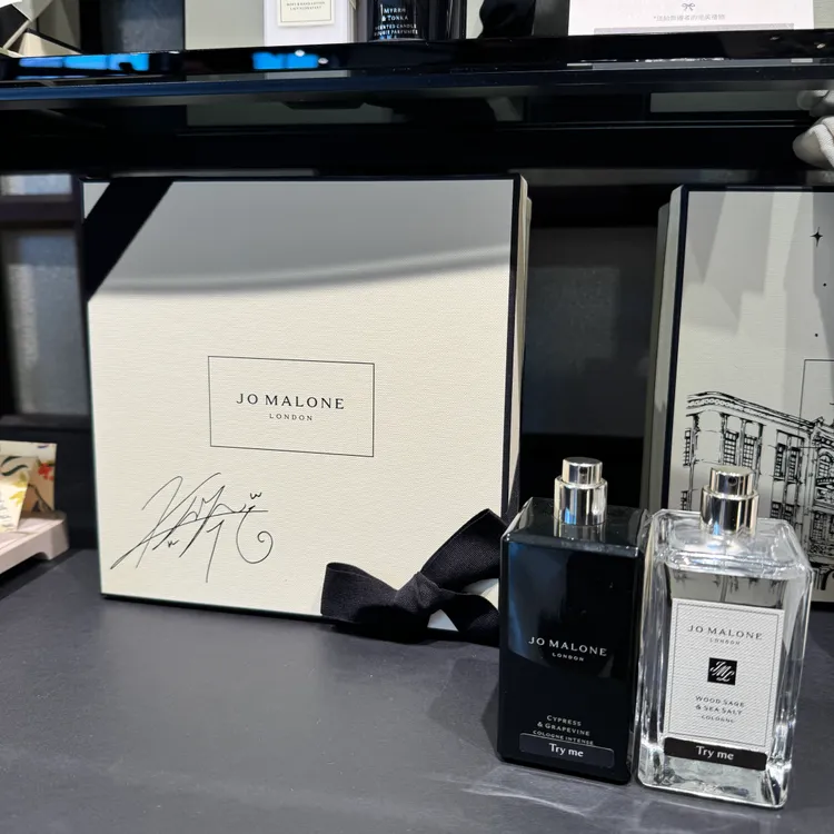 活動期間購買兩件香氛單品，可獲得金秀賢簽名盒與小卡。張家玲攝