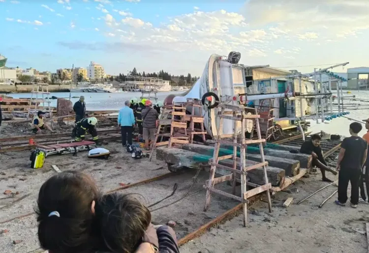澎湖馬公一家造船廠維修漁船突然傾倒壓中2名員工，1人OHCA。翻攝畫面