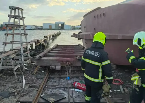 維修出意外！澎湖17噸漁船突傾倒壓住員工　1傷1命危