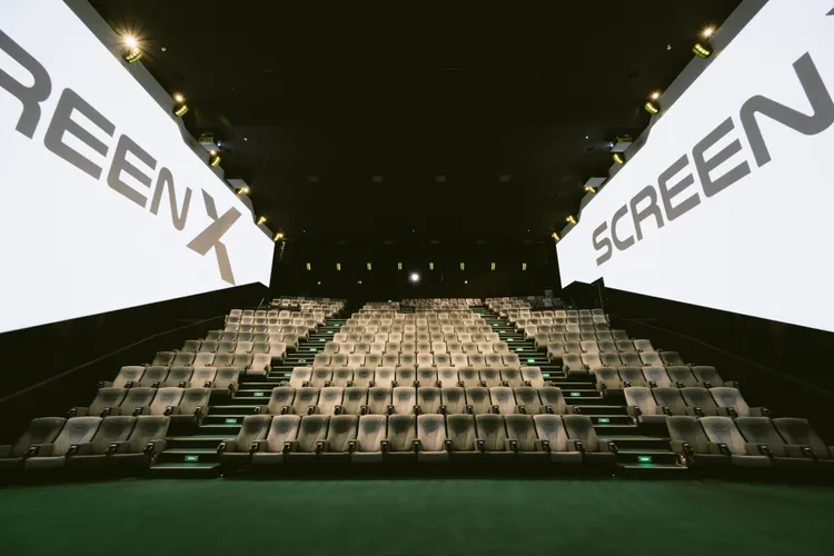 ScreenX是全球首款多面擴展的沉浸式影廳技術，可透過3面270度全景銀幕觀影。秀泰影城提供
