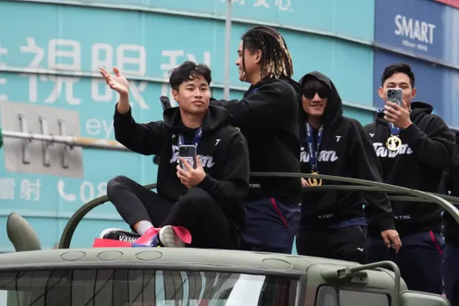 中華隊遊行同車吉力吉撈竟喊「給林昱珉檳榔」!他笑回這句話