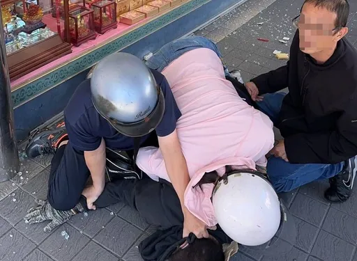 英勇片|台東榔頭賊敲破櫥窗搶銀樓 女路人見義勇為!撲倒搶匪助警逮人