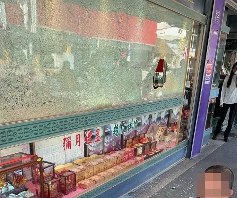 30多歲的搶嫌持榔頭打破銀樓玻璃窗，企圖行搶內部金飾。民眾提供