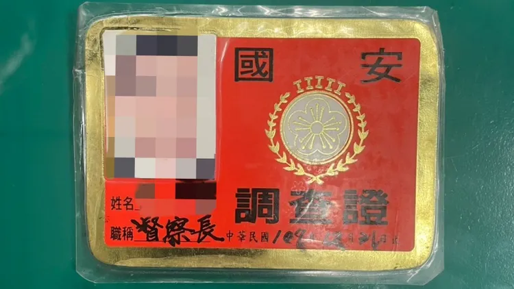 賓士男秀出偽造的證件。警方提供