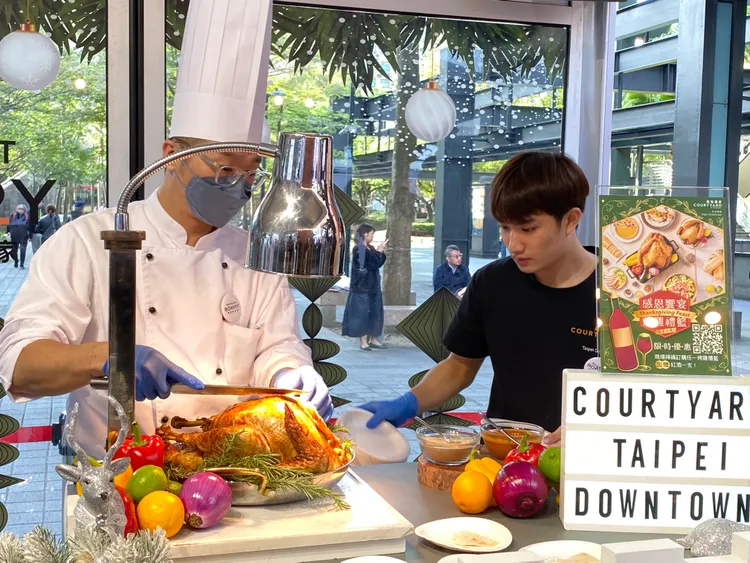 台北國泰萬怡酒店提供烤火雞試吃活動。莊偉祺攝