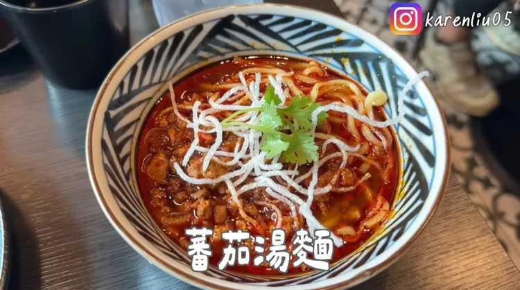 番茄湯麵看起來很辣，其實還好。翻攝凱倫出品Karen Presents的YT