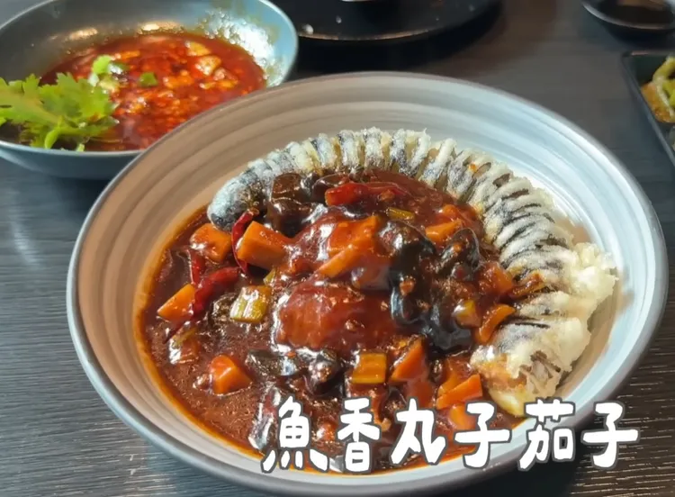 魚香丸子茄子和台灣做法不同。翻攝凱倫出品Karen Presents的YT