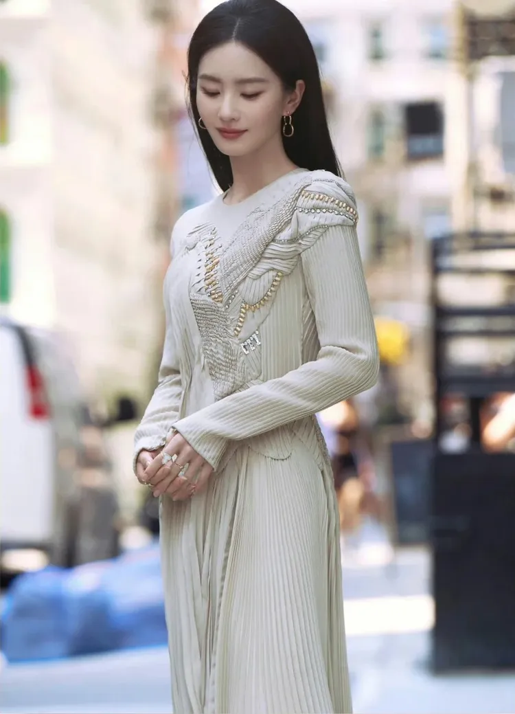 劉詩詩以層次洋裝穿出優雅仙氣。品牌提供