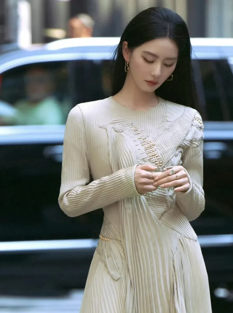 劉詩詩於耳畔、手指皆搭配Qeelin珠寶。品牌提供