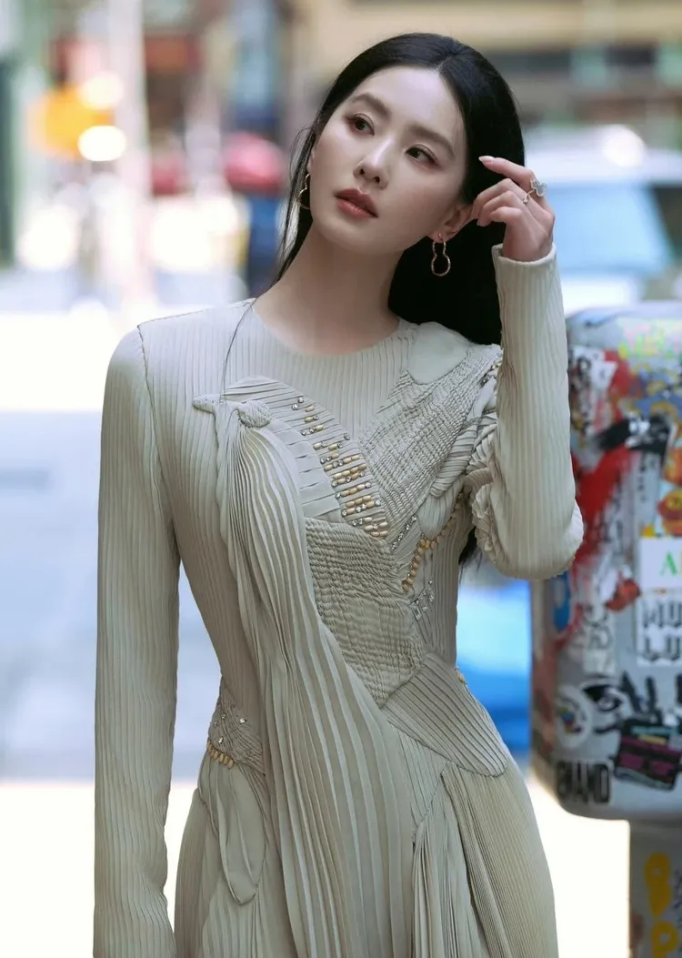 劉詩詩以一身米色長裙現身街頭。品牌提供