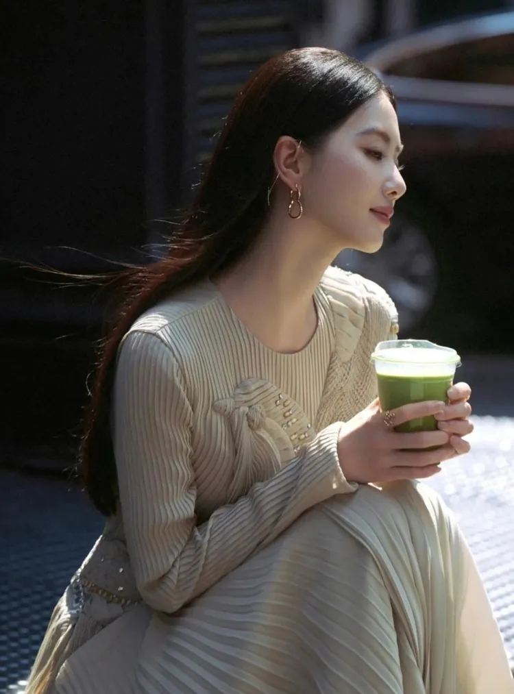 劉詩詩在街頭喝飲料的模樣也很美。品牌提供