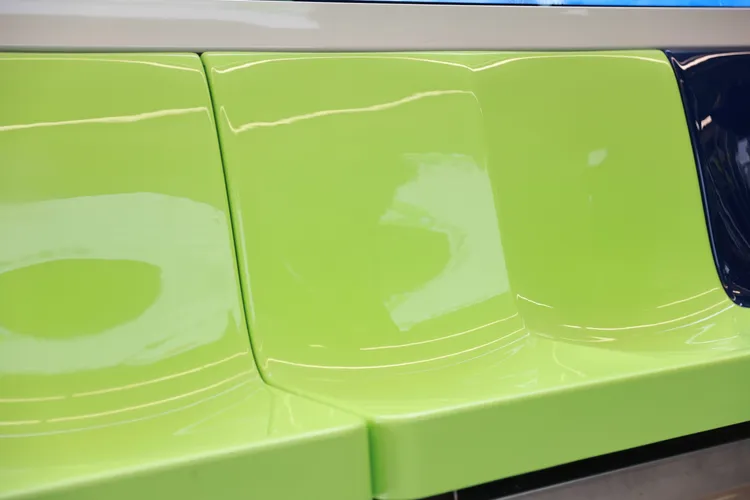 捷運萬大中和線列車座椅採用鮮豔的綠色，略顯朝氣蓬勃。北市府提供