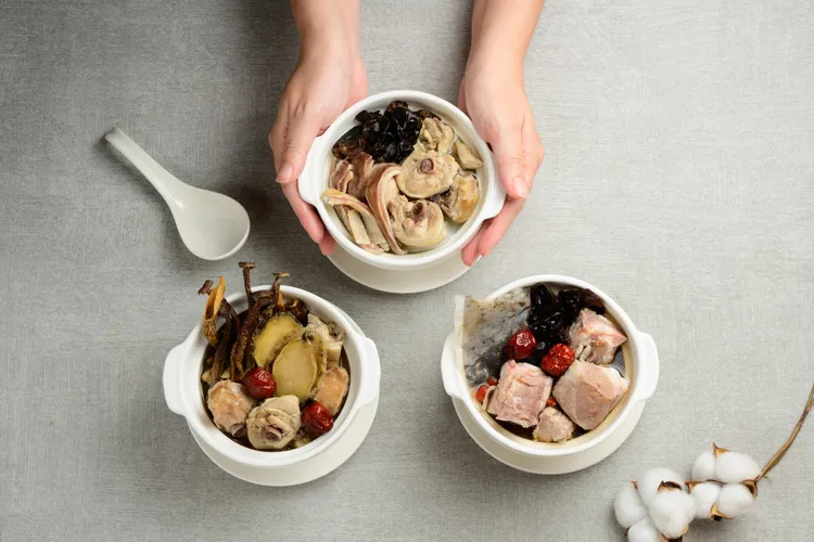 檀島足料煲湯系列包括胡椒豬肚雞湯250元、黑蒜何首烏排骨湯250元、鮑魚鹿茸菇燉雞湯250元。業者提供
