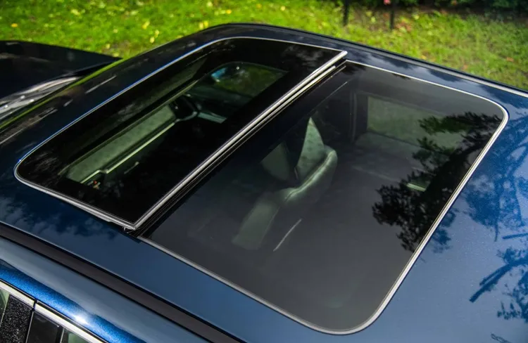 熱銷車型MAZDA CX-60 25S AWD Premium導入雙模式大型全景天窗。業者提供