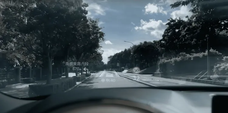 25年式同步於優惠期間內限時升級支援大型前擋投影式全彩HUD速限提醒輔助及車道指引輔助的MAZDA CONNECT-NAVI進階衛星導航系統。業者提供