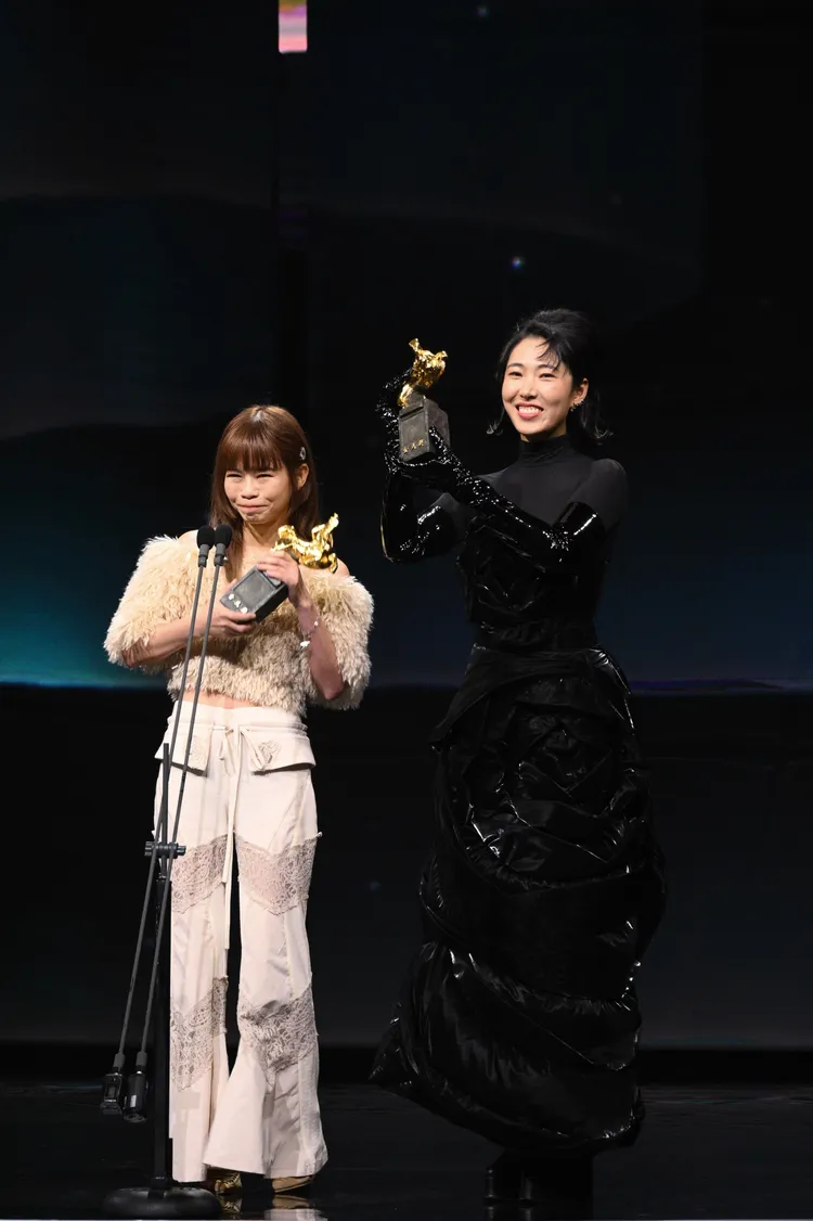 王若琳（右）、陳虹任榮獲「最佳原創電影歌曲」是收視高點。金馬執委會提供