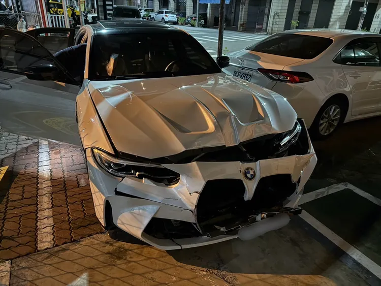 兩車先是沿路追逐，最後才爆發肢體衝突，其中BMW轎車車頭也撞爛。民眾提供