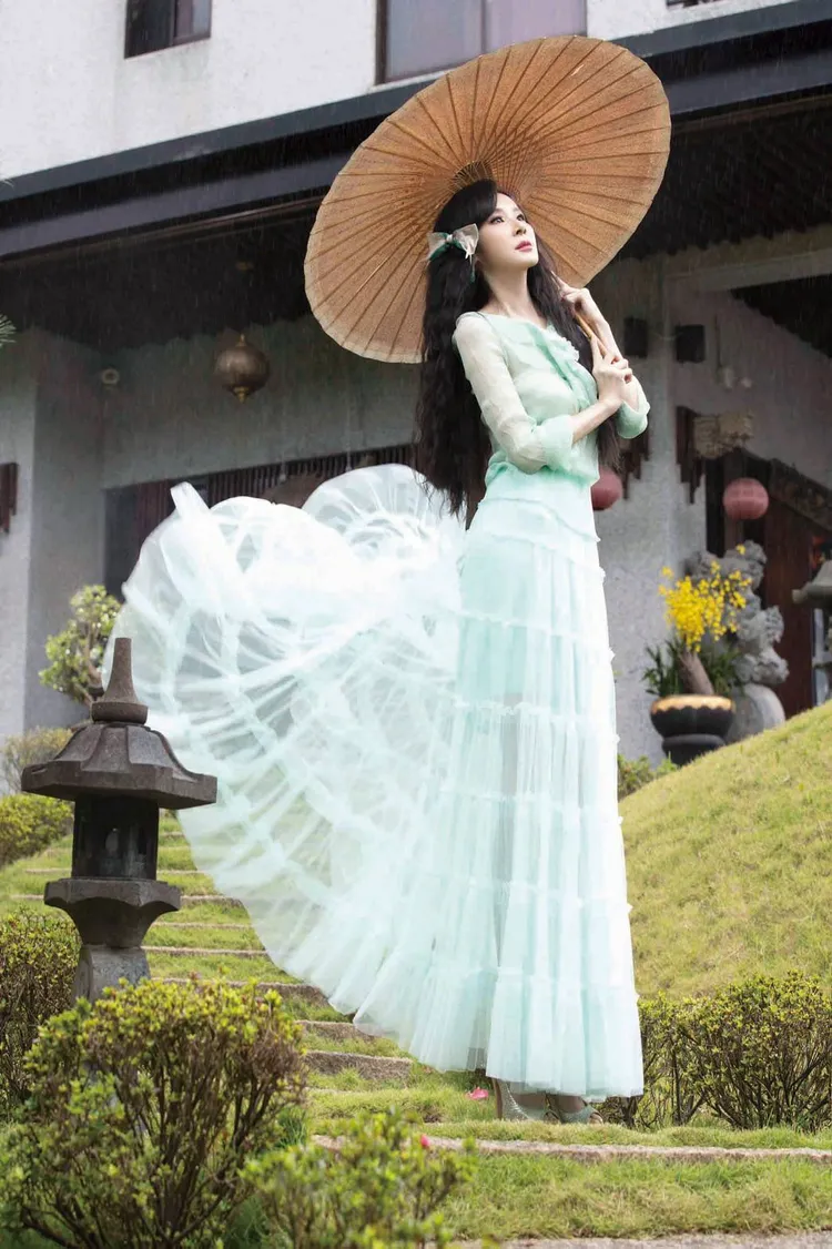 蕭薔在年曆中展現青蛇的魅惑。珍世美學慈善基金會提供