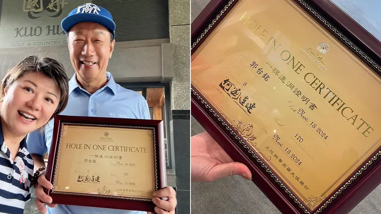 郭台銘拿著一桿進洞證明書拍照留念。讀者提供、翻攝自北投國華高爾夫俱樂部臉書