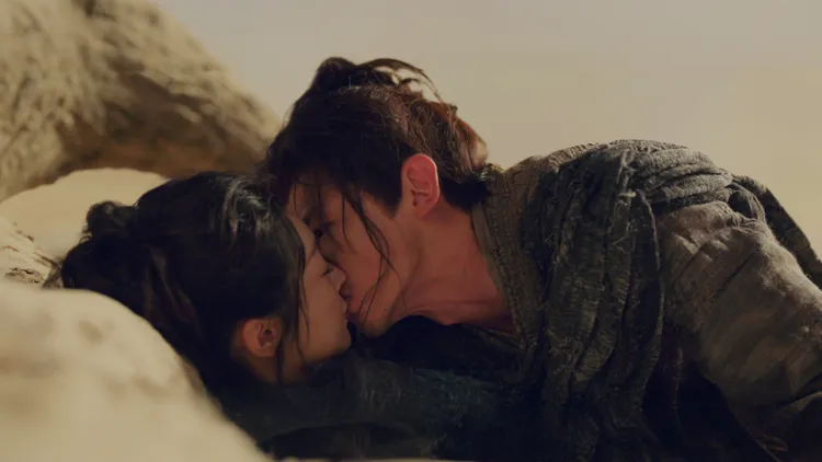 白敬亭（上）與宋軼在「沙漠餵血之吻」成經典名場面。中天娛樂台提供