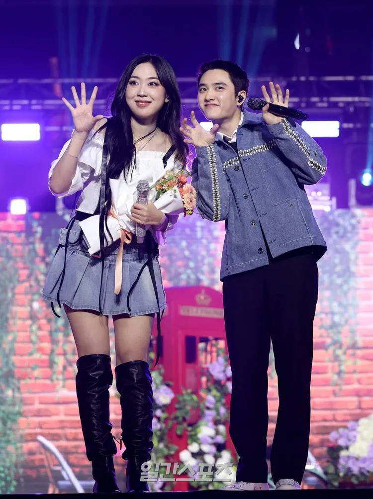 D.O（右）、李泳知雙雙獲獎，合唱《Small girl》。翻攝日間體育