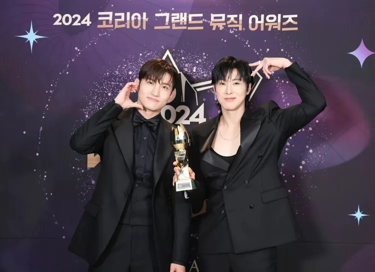 東方神起吞CD飆高音，讓場邊的後輩頻頻拍手讚嘆。翻攝KGMA