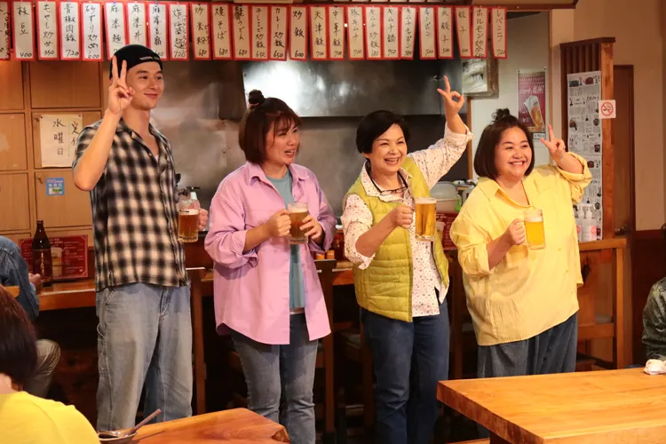 體驗日本一日居酒屋工讀生，張軒睿竟有豔遇被不認識的姐姐請啤酒。桂田文化藝術基金會、桂田文創提供