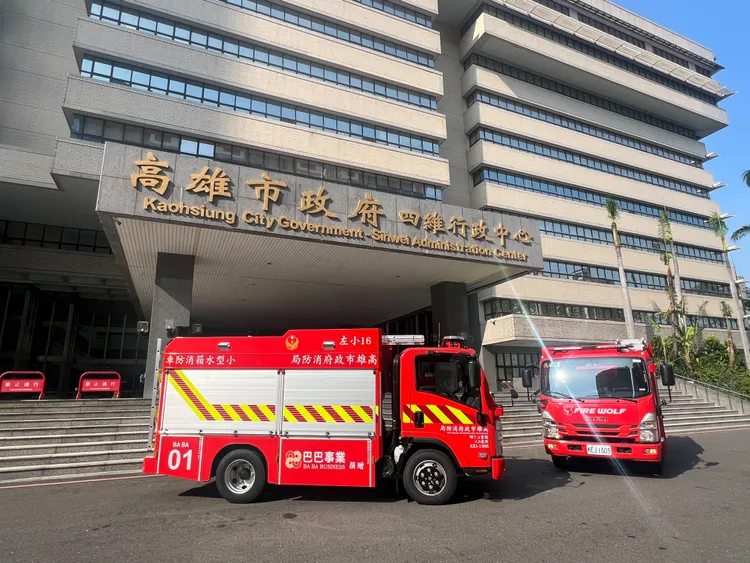 今日捐贈2台消防車給高雄市府。葉家銘攝