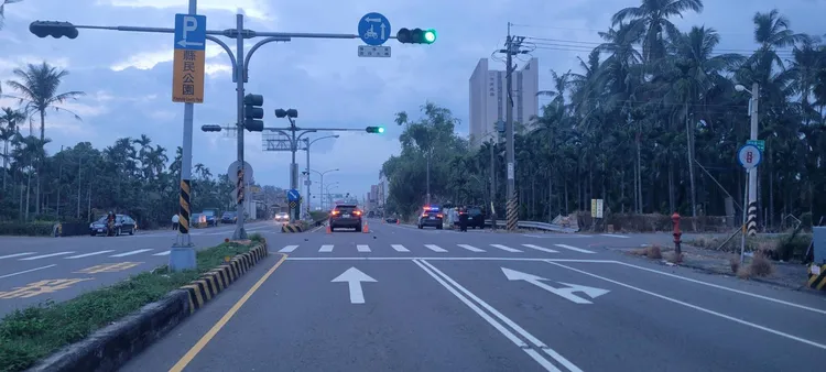 當時紅綠燈號誌正常運作，但受限監視器角度，暫無法釐清是行人或機車闖紅燈。民眾提供